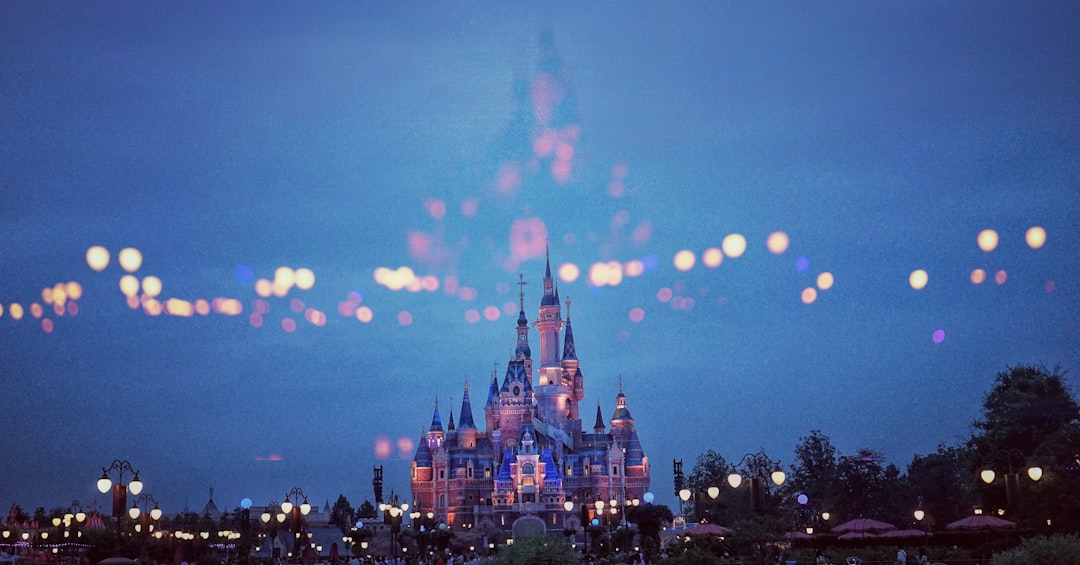 Η Disneyland αποσύρει τα βενζινοκίνητα αυτοκίνητα της Autopia: Μια μεταστροφή προς τη βιωσιμότητα και τη νοσταλγία