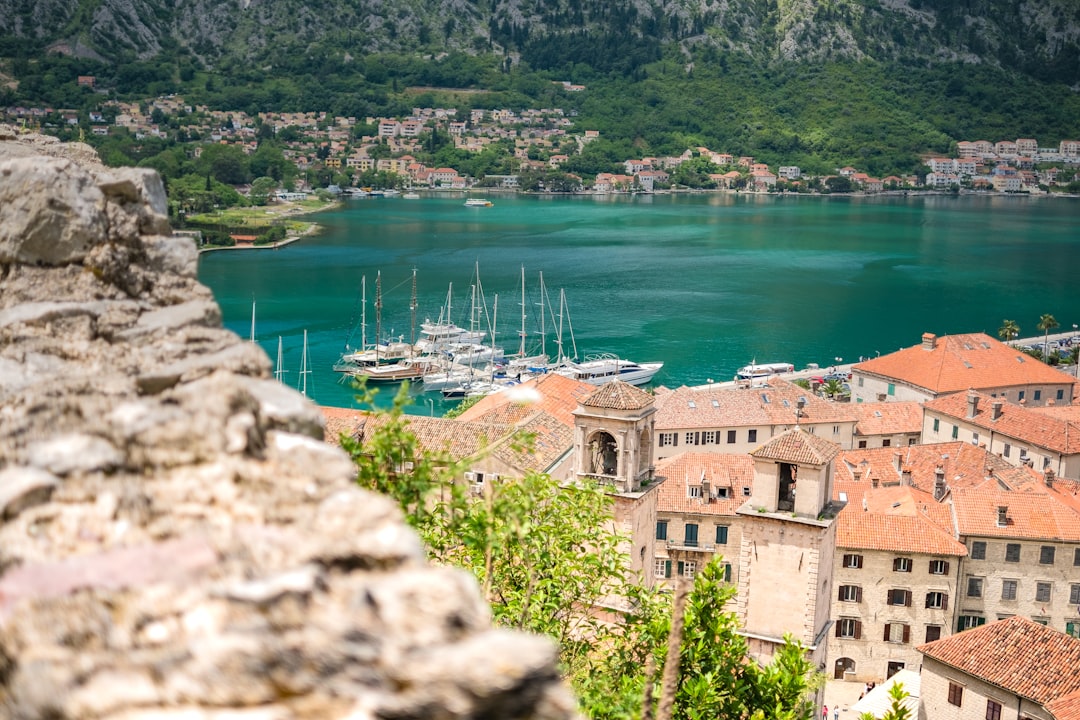 Φράγμα Ντερβέντ, Μαυροβούνιο: Η Βρετανική Φαντασμαγορική Πόλη στα Βαλκανικά Όρη