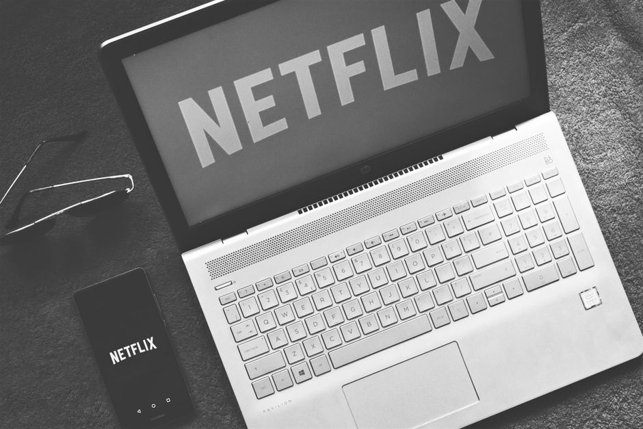 Η άνοδος του «Ertflix»: Γιατί οι Έλληνες θεατές αγκαλιάζουν το νέο υβριδικό streaming μοντέλο