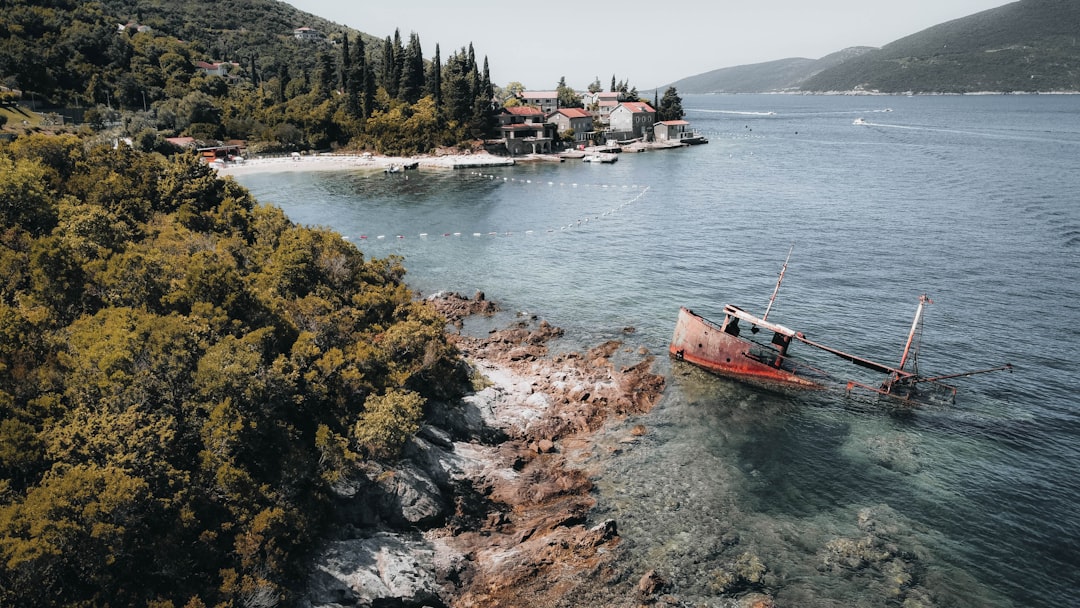 Γιατί η Πινακίδα «Μπλε Σημαία» είναι σημαντική για τις παραλίες της Μπόκα Κοτόρσκα