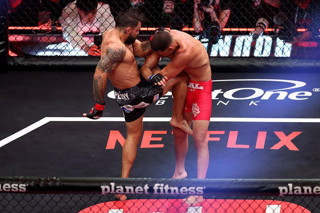 Μάικ Πέρι Βυρατικά Νικάει τον Νέιτ Διάζ σε MMA στη Καλιφόρνια