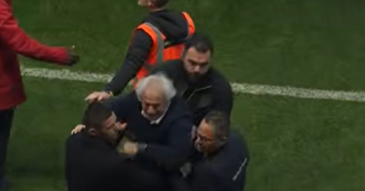 Λειτουργός Λεγενδαριού Βοσνίας Βαχίντ Χαλίλχοντζίκ Τελειώνει Το Βιομηχανικό Του Με Δάκρυα