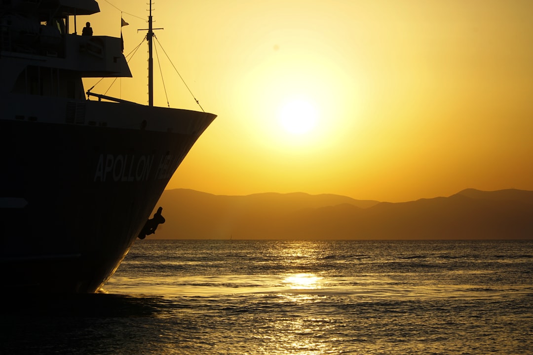 κυνηγάμε τη χρυσή ώρα: Μια γκόνζο βόλτα με βάρκα από τον Πειραιά στον Σαρωνικό