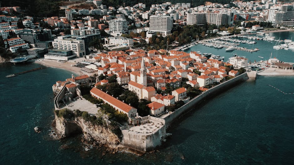 Ριβιέρα Μπουρντούβα: Γιατί η Ακτή της Μαυροβουνίου Συνεχίζει να Καίγεται Φωτεινή
