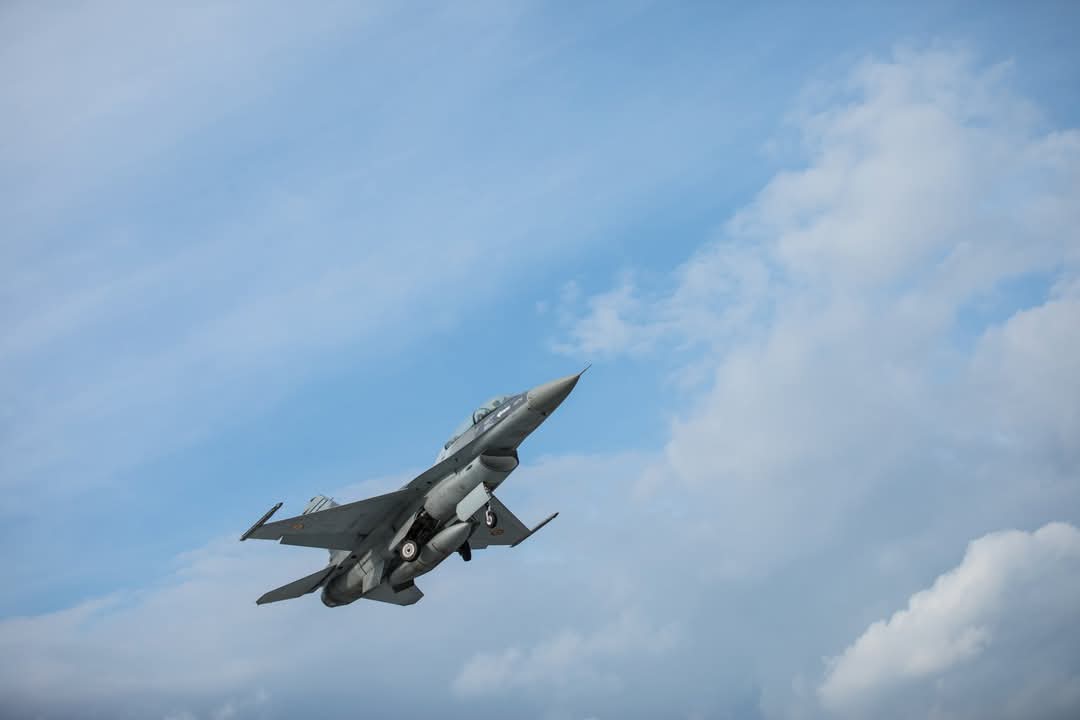Ρουμανικό F-16 Καταδύσεις Δρόνα Στο Έστιον