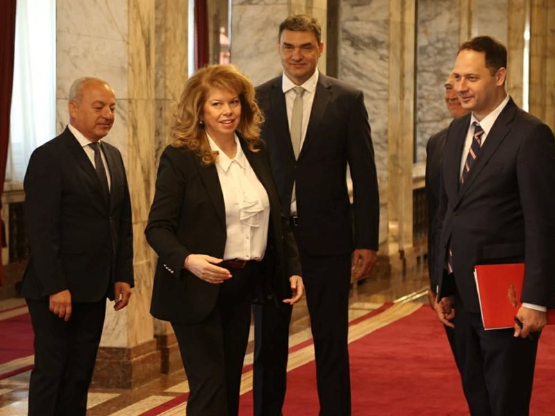 Ο Ρουμέν Ραδέβ Αποχωρεί από την Συνάντηση 'Δοννδούκο' 2 με την Ιλιάνα Γιότοβα (Βίντεο)