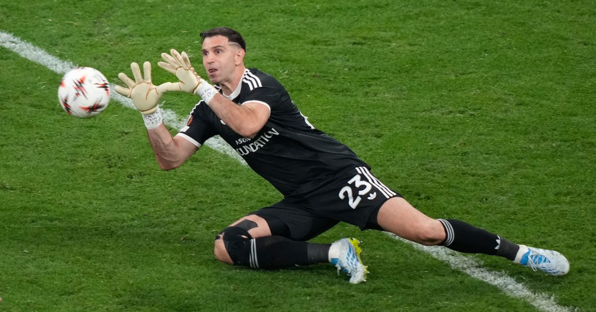 Ο Κάπτης του Aston Villa Κερδίζει το Τρόφεο της Ευρωπαϊκής Λίγης Με Κατασκευασμένο Πούγι