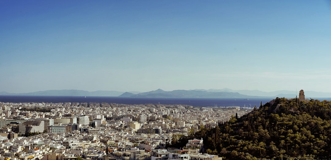 Το Αιχμαλωτικό Ύστατο Δελτίο του Σταρμερ: Η Βρετανική Κυβέρνηση Στοχεύει τους Γίγαντες των Κοινωνικών Δικτύων για την Ασφάλεια των Παιδιών