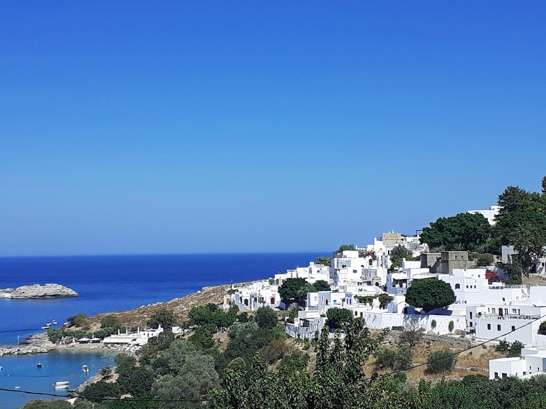 Η Επιστροφή του Μιλάν Βουγιαδινοβίτς: Η Απροσδόκητη Επανεμφάνιση του Σέρβου Σούπερ Σταρ Έχει τους Οπαδούς σε Έκσταση