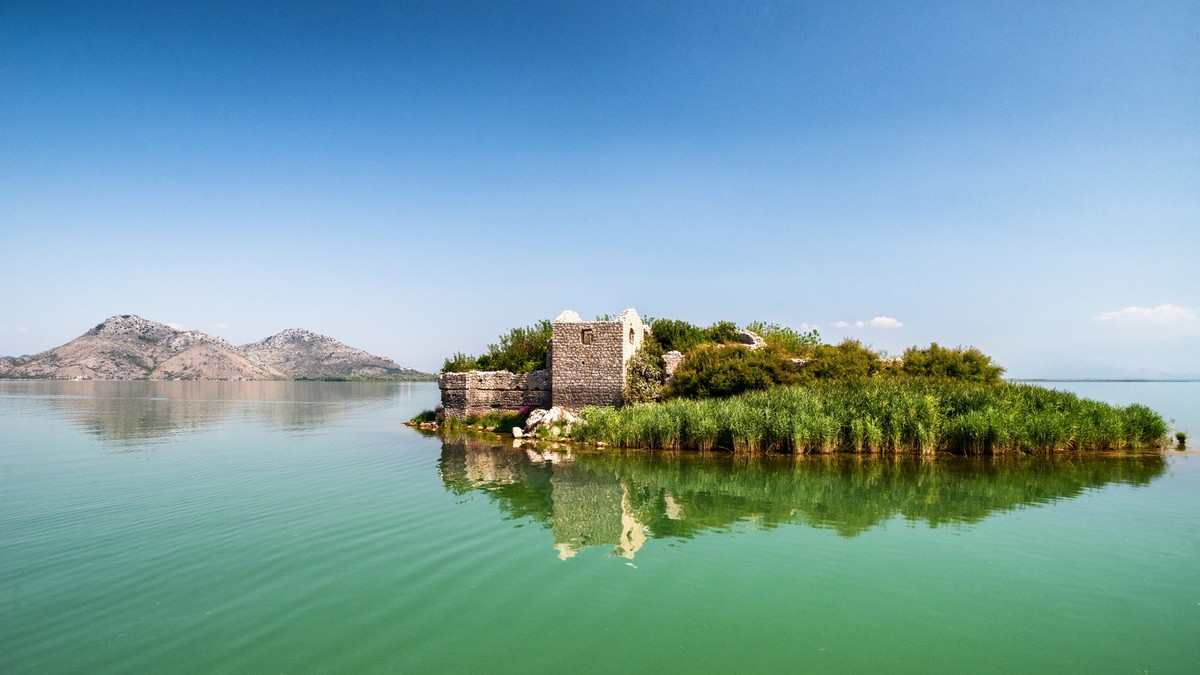Νησί Γκρμόζουρ: Από Οθωμανό Φρούριο σε Ορνιθολογικό Παραδείσιο στη Μαυροβούνιο