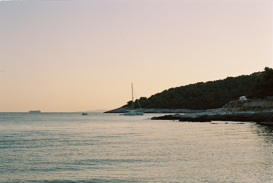 Νησί Χβάρ: Λαβαντινέα, Αδριατική Καύσωνας και η Αλήθεια για τη Ζωή των Κλαμπ