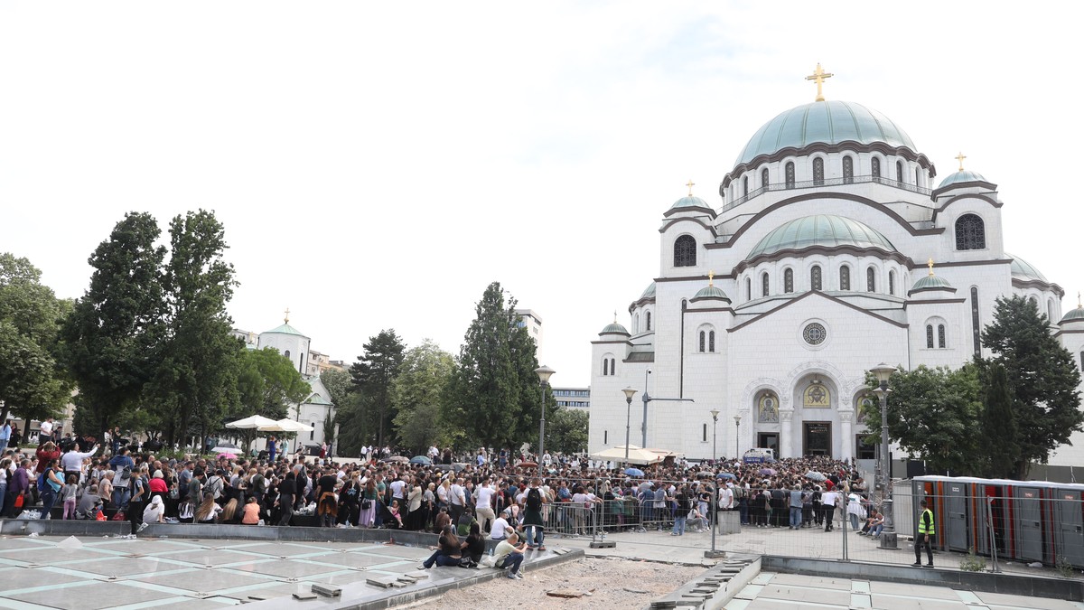 Αναμονή 10 ωρών: Οι πιστοί υποφέρουν από τη ζέστη για να τιμήσουν την Ιμάντα