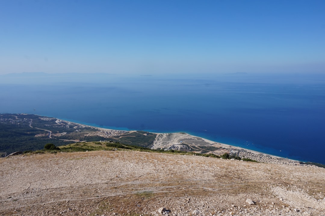Το Διάσελο Λλογάρα στην Αλβανία: Ο Δρόμος Όπου τα Βουνά Συναντούν τη Θάλασσα