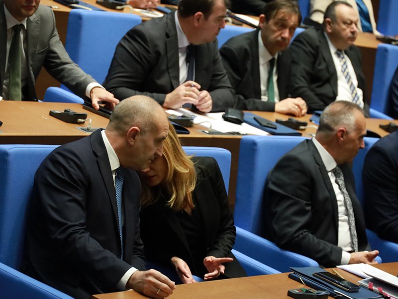 Τα βασικά της πολιτικής καριέρας της Μιχαήλας Ντοκοβά και το έργο του Ρουμένου Ράντεφ