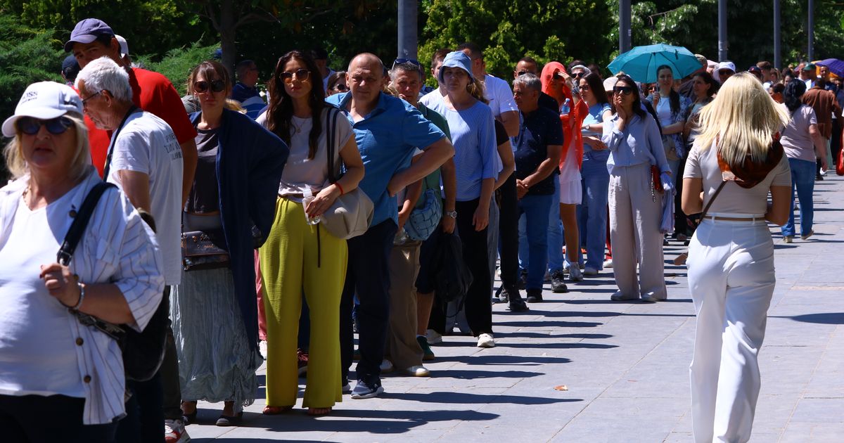 Ο Σέρβος Σεφ Μίλαν Γιανκόβιτς Ανάμεσα στους Πιστούς στον Ναό του Αγίου Σάββα