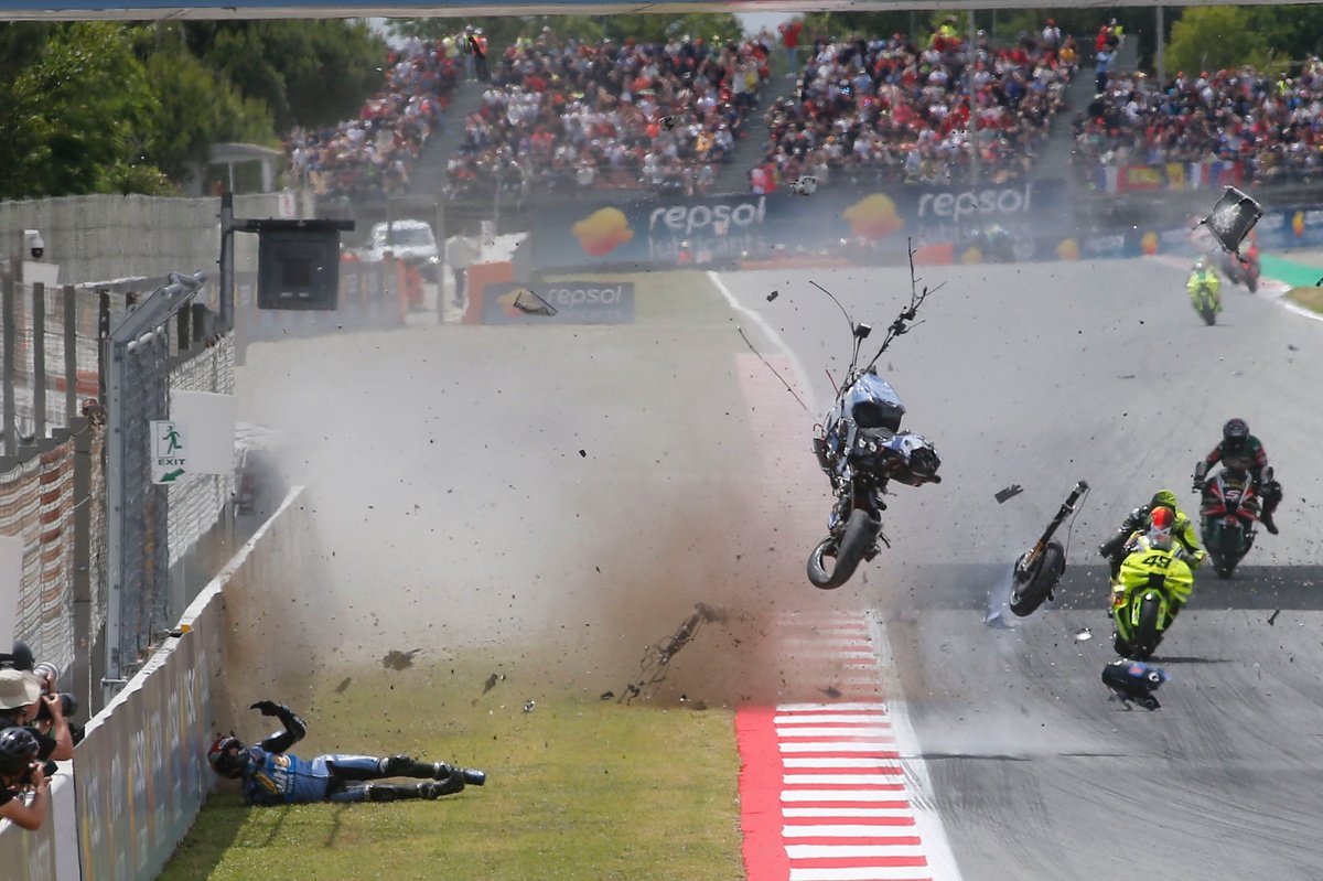 Ο Διευθυντής του MotoGP Υπερασπίζεται το Διπλό Ανακίνημα της Καταλανικής Μεγάλης Επιδρομής