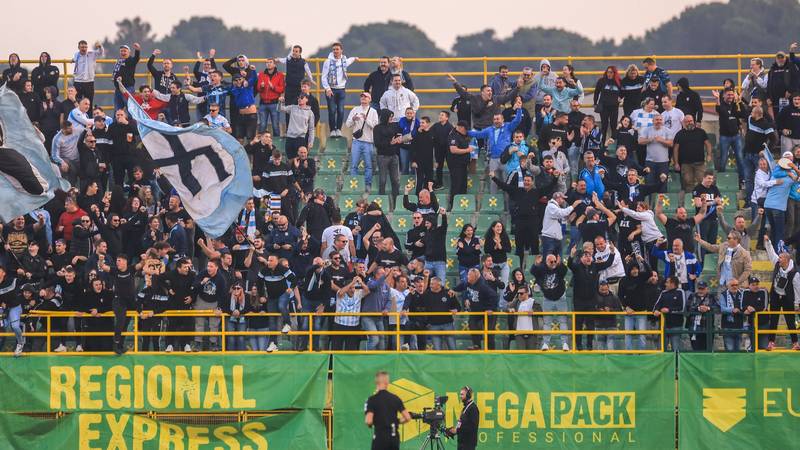 Αρμαδά Αποσύρεται από το Στάδιο κατά τη Διάρκεια του Αγώνα στη Πούλα