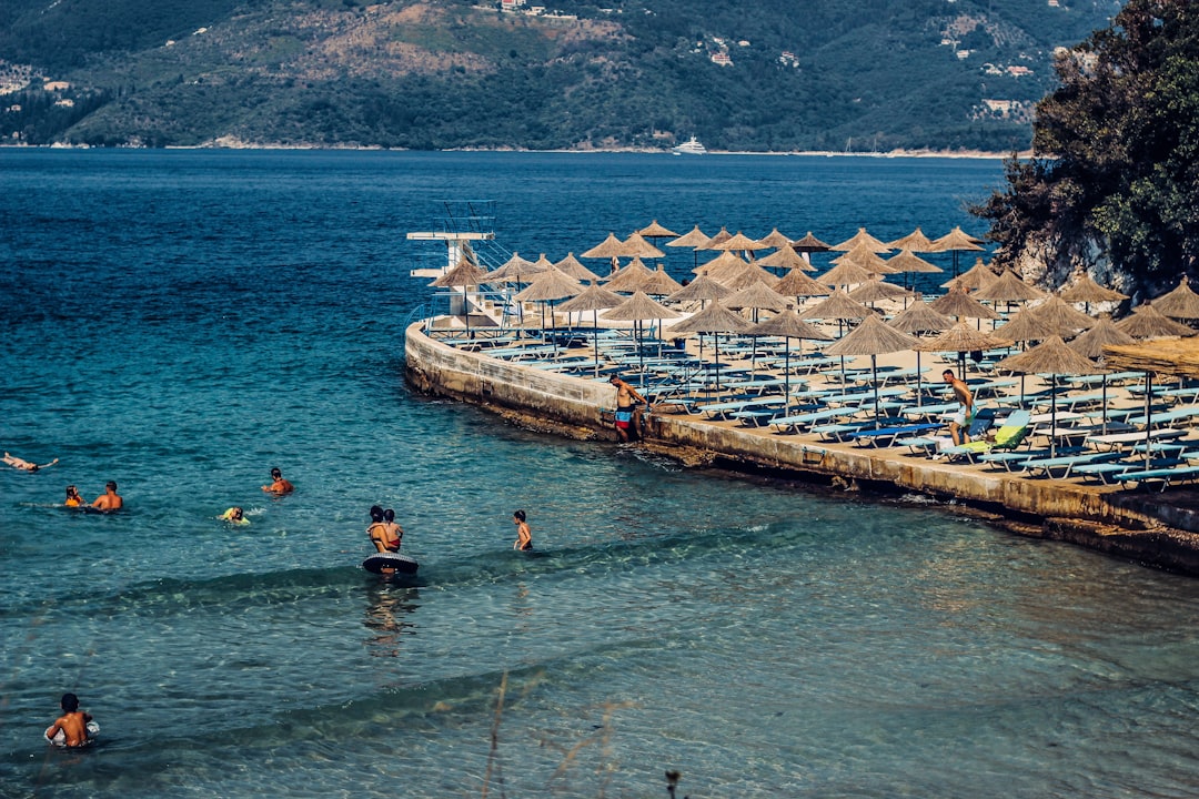 Οι λευκές αμμοχώροι της Κσαμίλ είναι στην πραγματικότητα θραύσματα κοχλιών: Η αλήθεια πίσω από τις πιο διάσημες παραλίες της Αλβανίας