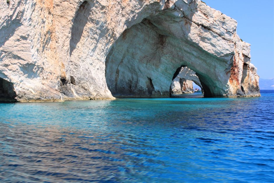 Κυνηγώντας το Ηλεκτρικό Μπλε: Η Άγρια Κολύμβηση προς τη Μονή Σπηλιά του Μπισέβο