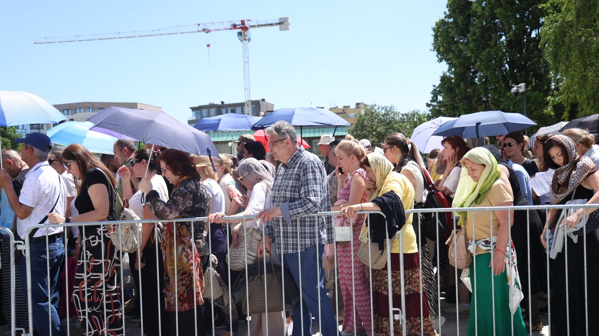 Χιλιάδες περιμένουν στη ζέστη για να προσκυνήσουν ιερό λείψανο στον Ναό του Αγίου Σάββα