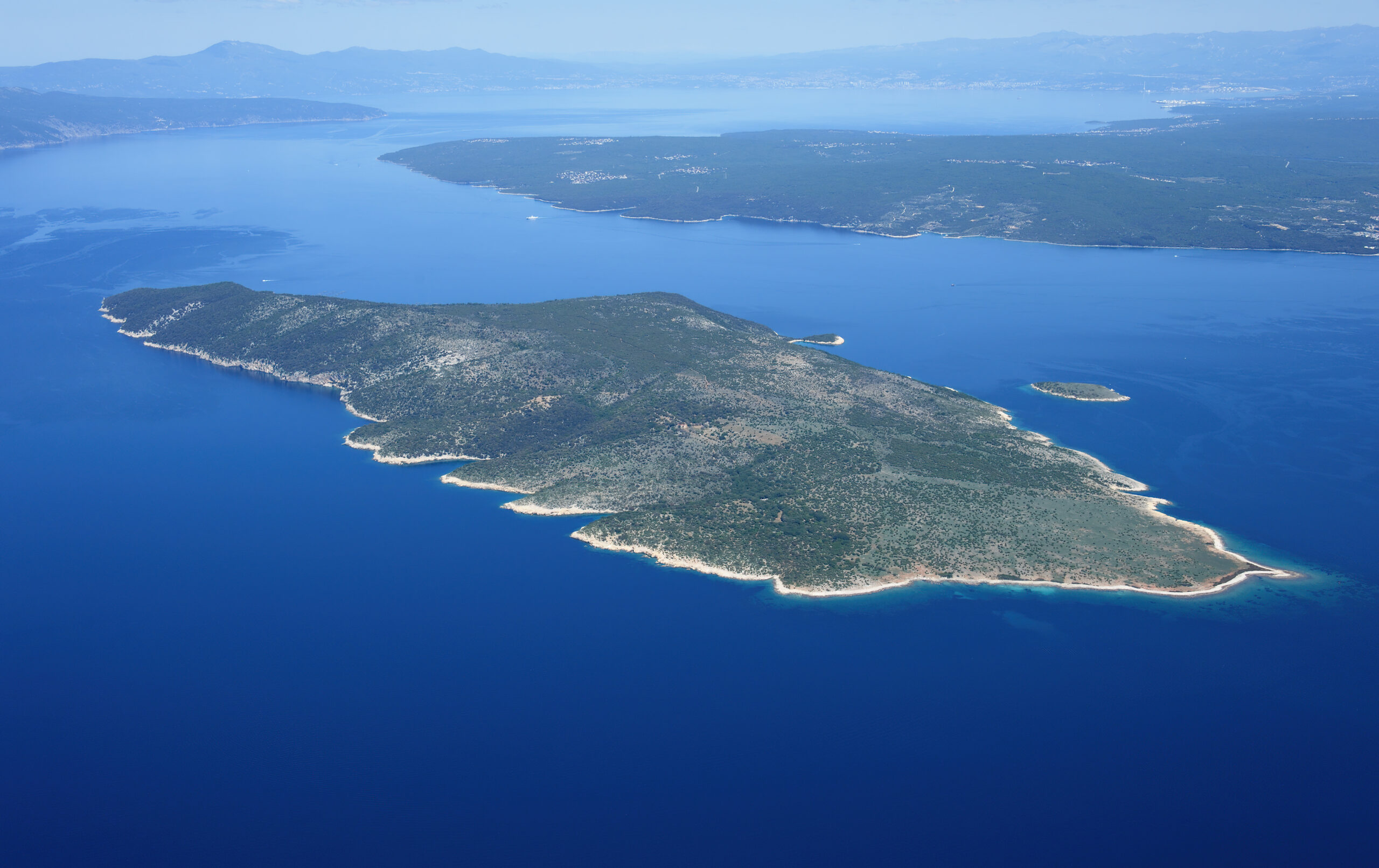 Πλαβνίκ: Το Άγριο, Ανέκατο Νησί των Αετογυιών και των Μπλε Σπηλαίων