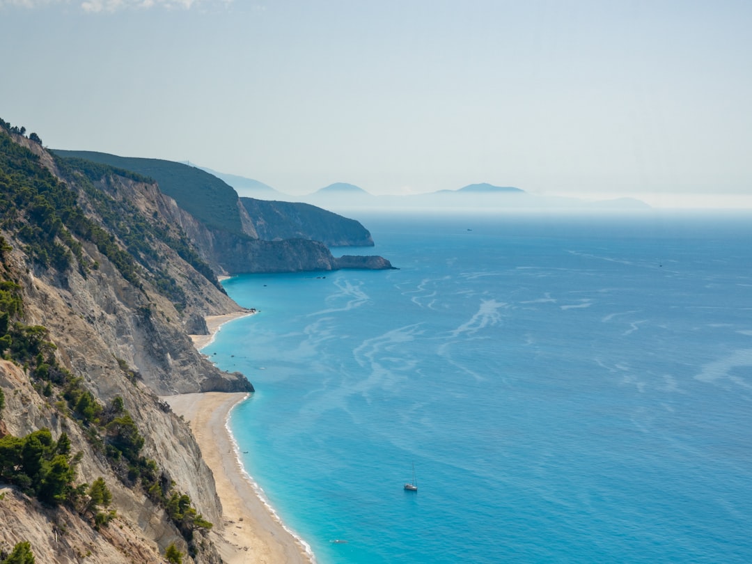 Πέρα από τα μπλε σημεία: Κυνηγώντας την σιωπή και το αλάτι στις ξεχασμένες ακτές της Ελλάδας