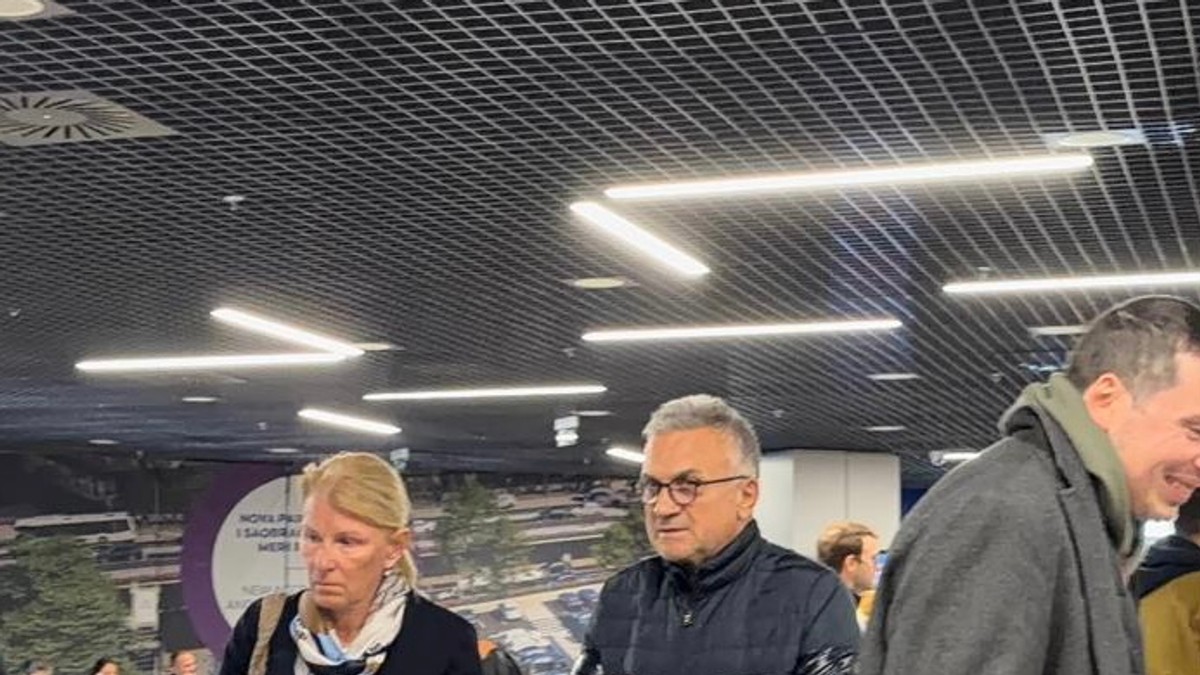 Οι γονείς του τενιστή κορυφαίου Ντζοκόβιτς έχουν εμφανιστεί στο αεροδρόμιο του Βελιγράδου