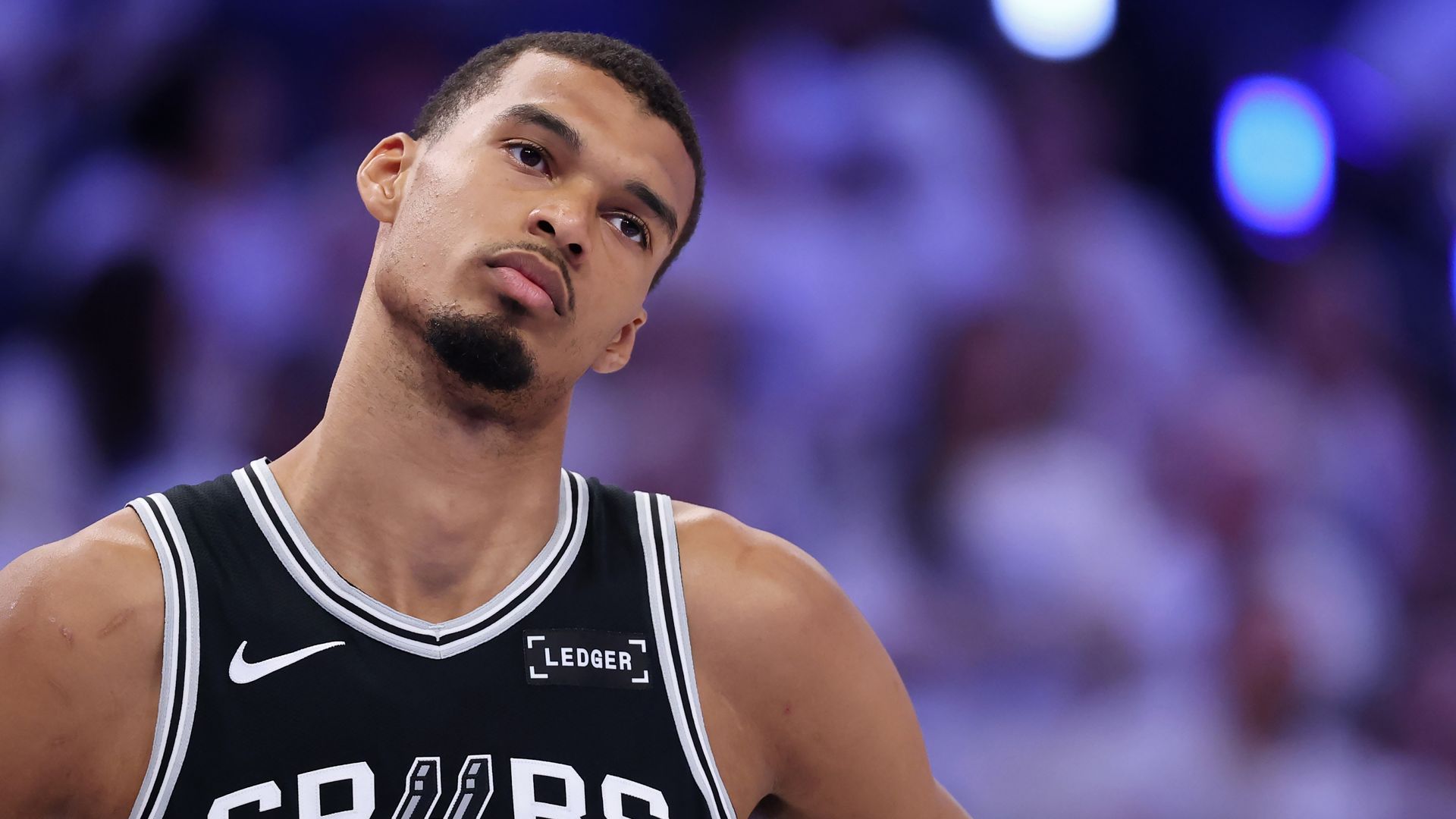 Η Κεραυνός Επιστρέφει! Ο Wembanyama Σιωπά καθώς το OKC Προσεγγίζει τους Τελικούς της ΝΒΑ