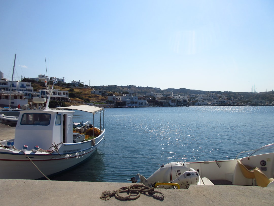 Κυνηγάς Αλάτι και Σιωπή: Τα Εξαφανιζόμενα Ψαροχώρια του Ελληνικού Αιγαίου