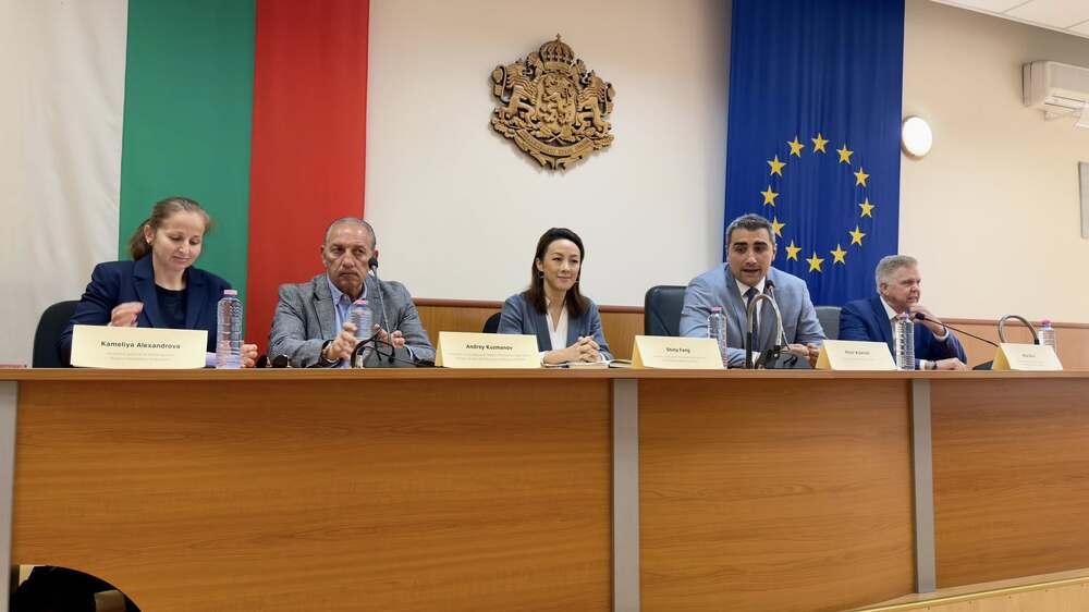 Ο Πρόεδρος της Διεθνούς Ένωσης Ρόμπ Στούλλ παρακολούθησε τον Παζαρτζίκ για το υψηλό επίπεδο φιλοξενίας