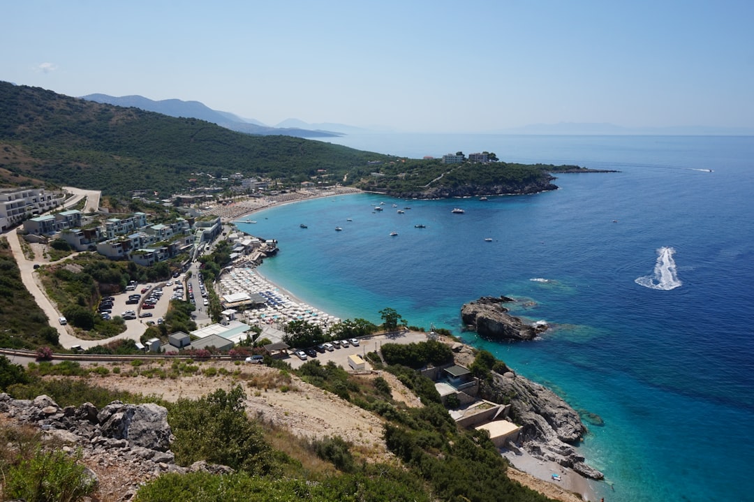 Η Κονκρετική Ζούγκλα και το Καραϊβικό Μπλε: Μια Αναζήτηση για τον Ήλιο στην Αλβανική Ριβιέρα