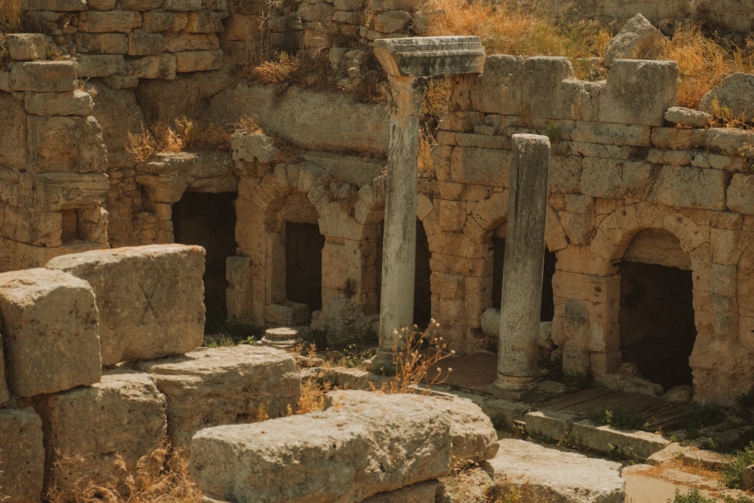 Καταδίωξη Φαντασμάτων και Χρυσού: Ο Αληθινός Κύκλος του UNESCO στα Βαλκάνια