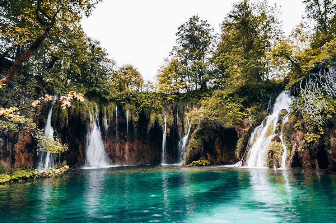 Καταδιώχνοντας καταρράκτες και σιωπή στο Εθνικό Πάρκο των Πλίτβιτσε