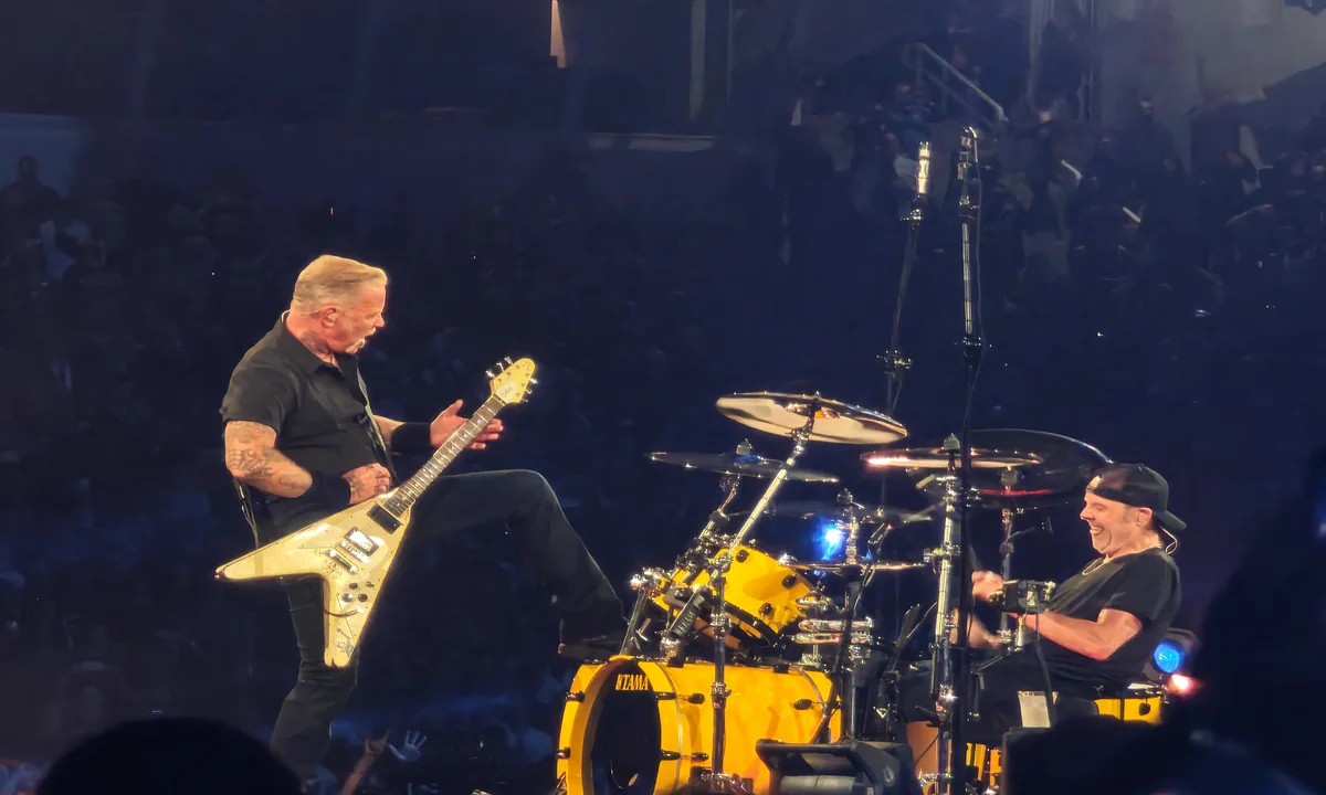 Οι Metallica… δεν χωράνε πουθενά – Παίξανε Τρύπες και Ζορμπά στο ΟΑΚΑ