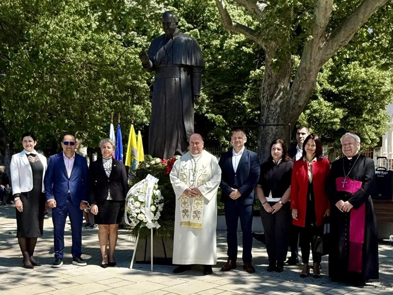Μνημείο του Πάπα Φραγκίσκο στο Ράκοβσκι στη Βουλγαρία