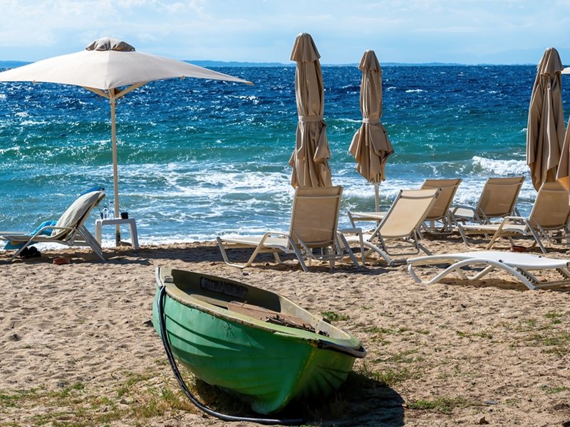 Ελλάδα 2026: Τα δωρεάν ξαπλώματα εξαφανίζονται, οι τιμές φτάνουν τα 200 ευρώ