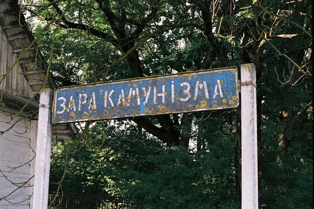 Η διαμαρτυρία της Πριγκίπισσας Καλίνα με τη λευκή σημαία πυροδοτεί συζητήσεις για την βαλκανική ταυτότητα και τις οικογενειακές αξίες