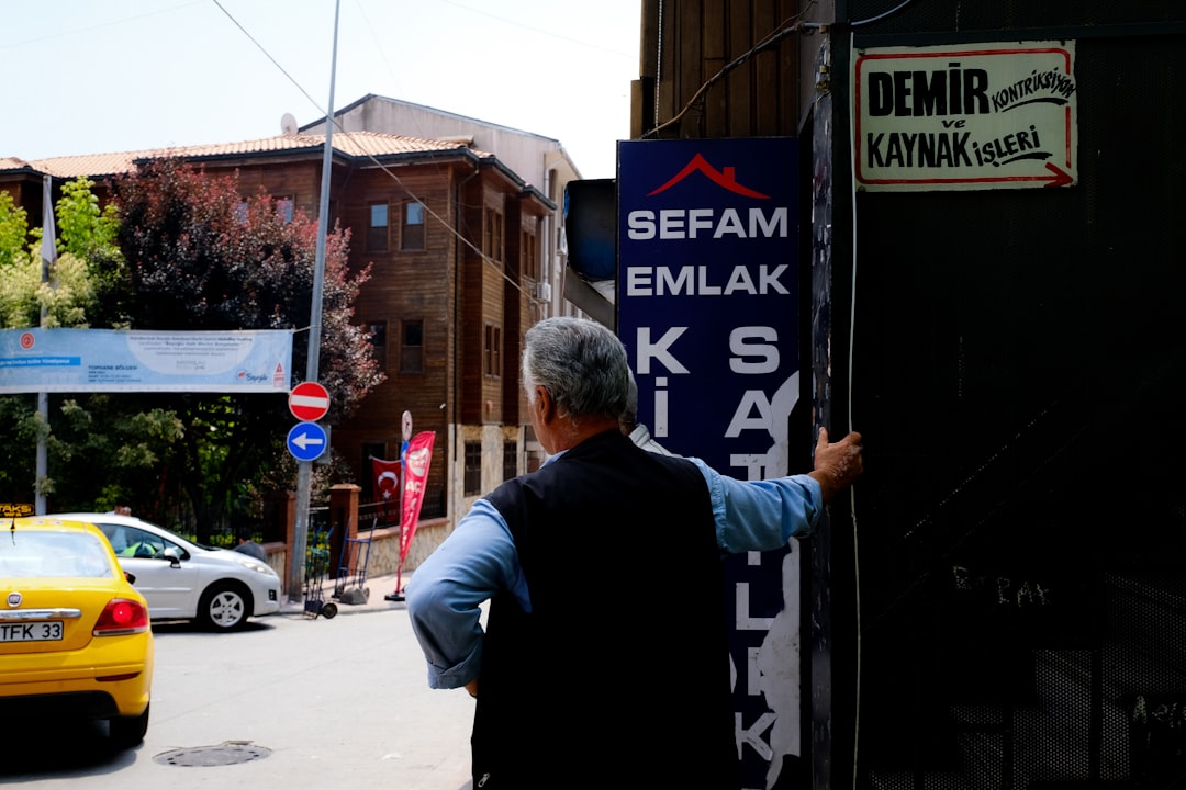 Η τολμηρή μεταμόρφωση της Demet Akalın: Στο επίκεντρο της τελευταίας εμφάνισης και της επαγγελματικής ανόδου της Τούρκας diva