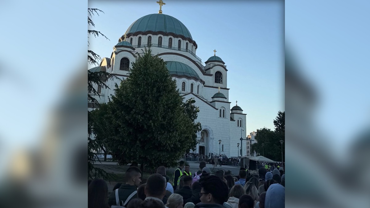Η Νικόλινά Κόβατς περίμενε ώρες έξω από τον ναό για να δει την Ζώνη της Θεοτόκου