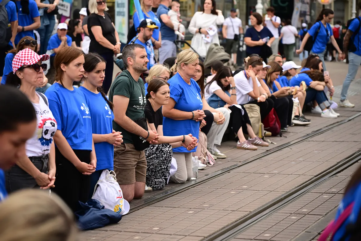 Χιλιάδες Νέοι Συμμετέχουν στην Αντώνεια Πορεία στο Ζάγκρεμπ