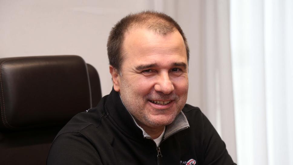 Ο Κλευθμίρ Ντζενέβος Πάηκε Να Κοτύλισε
