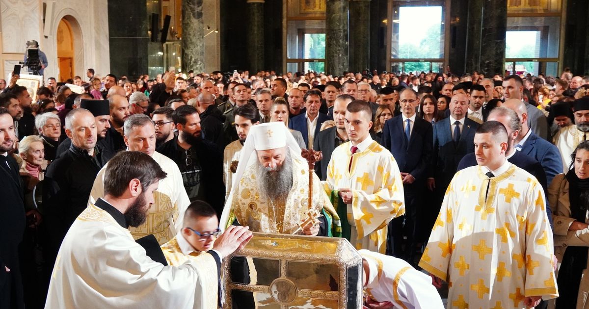Η Αγία Πορεία του Βελόβαρντ ηγείται τον Πατριάρχη Φιρφιρίου, ο μαθητής φέρει το Τιμιόν Κλείστη