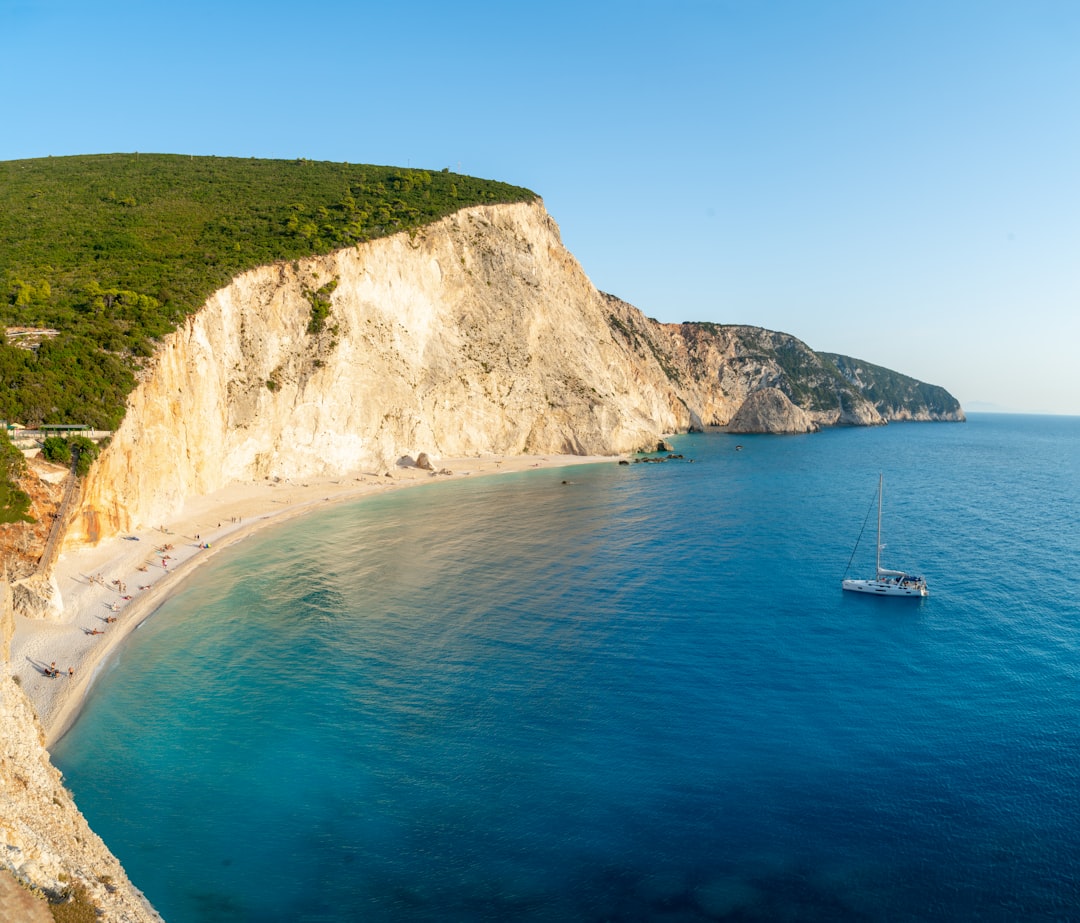 Ήλιος, Άμμος και Αλάτι: Οι Καλύτερες Πλαγιές της Ελλάδας για μια Καλοκαιρινή Απόδραση