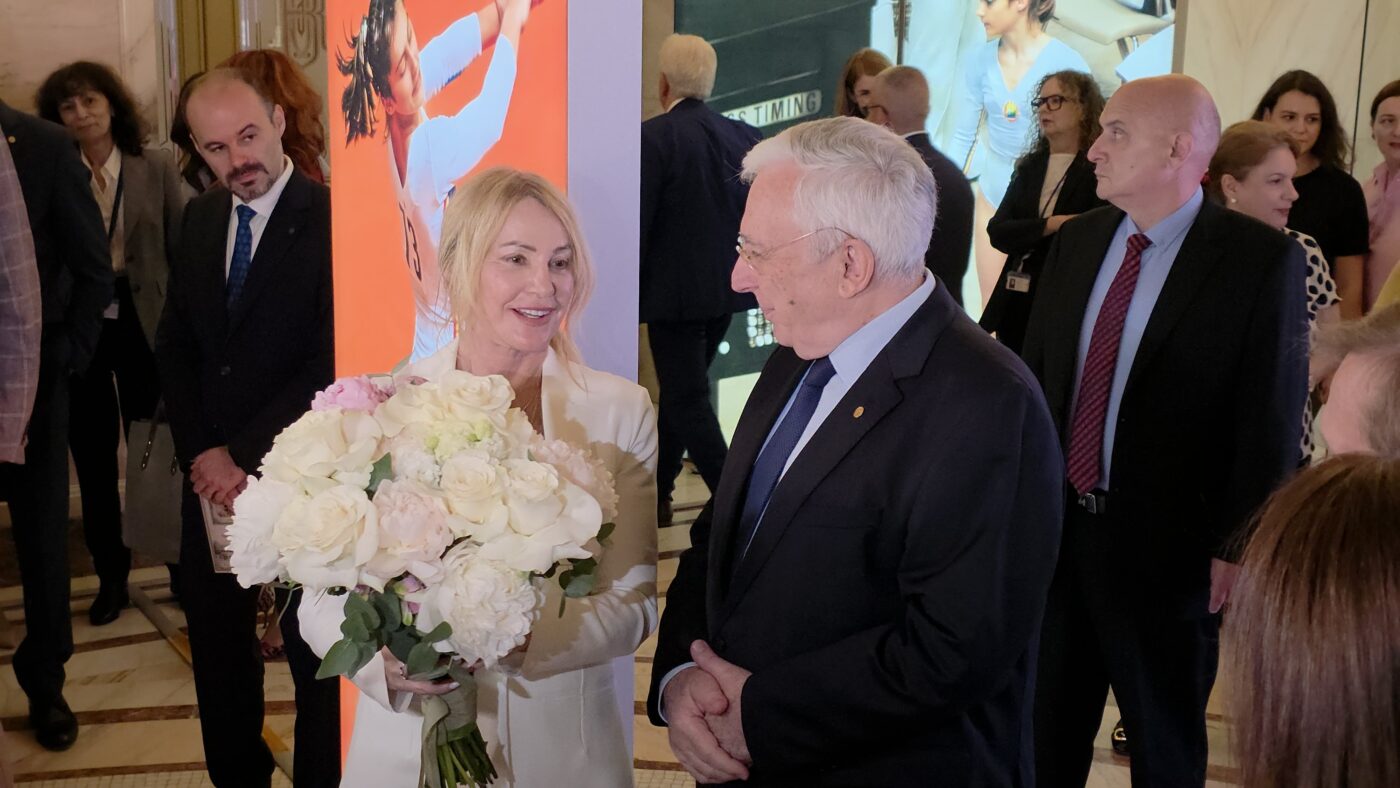 Η Ναντια Κομανέτσι τιμήθηκε στην Τράπεζα της Ρουμανίας: Χρυσά νομίσματα και η ομιλία του Ισαρέσκου κλέβουν την παράσταση