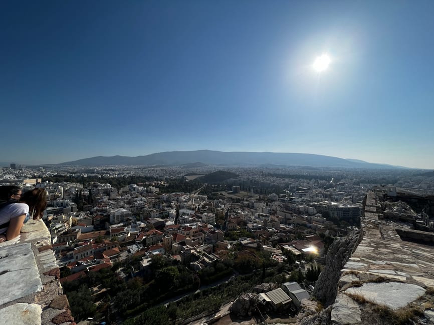 Αθήνα πέραν της Ακρόπολης: Άγρια, Γκαράζ και τα Φαντάσματα της Αναφιοτικής