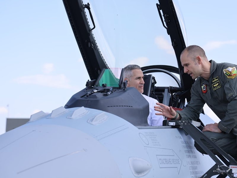 Άντρι Τζιουροφ επιβαίνει σε F-16 με τη μουσική του "Top Gun"