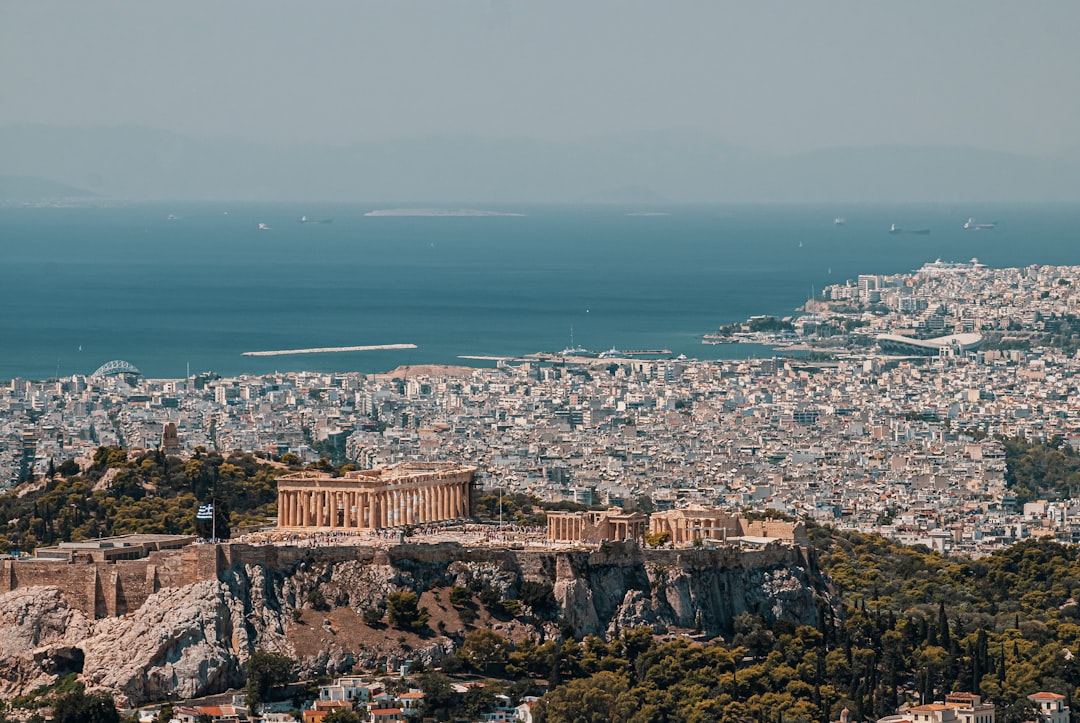 Αθήνα Πέρα από την Ακρόπολη: Σκληρότητα, Γκαράζ και τα Φαντάσματα του Αναφιοτικού