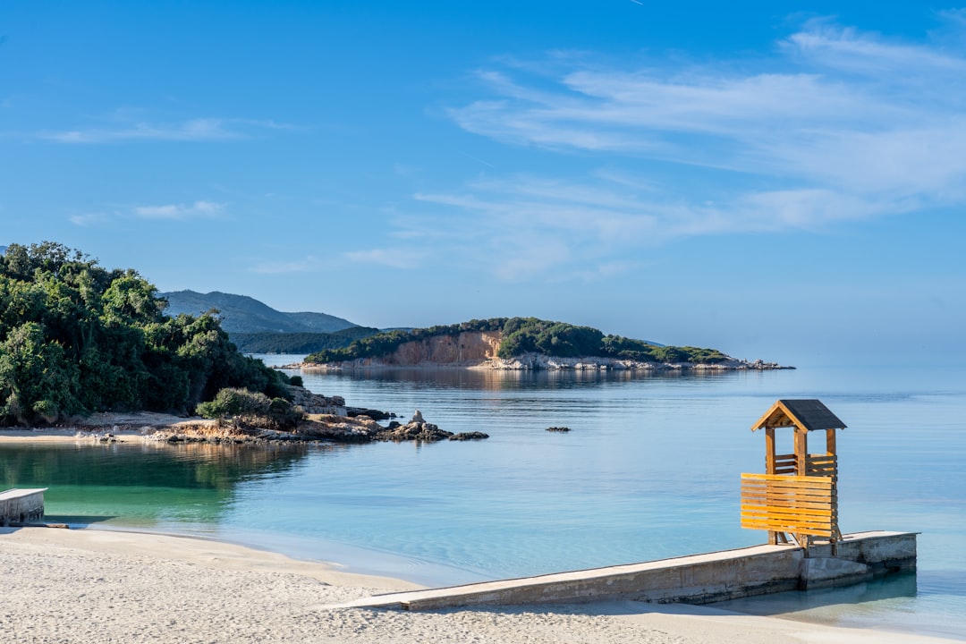Τα Τουρκουάζ Νερά της Κσαμίλ: Επιβίωση στην Αλβανική Καλοκαιρινή Έκρηξη