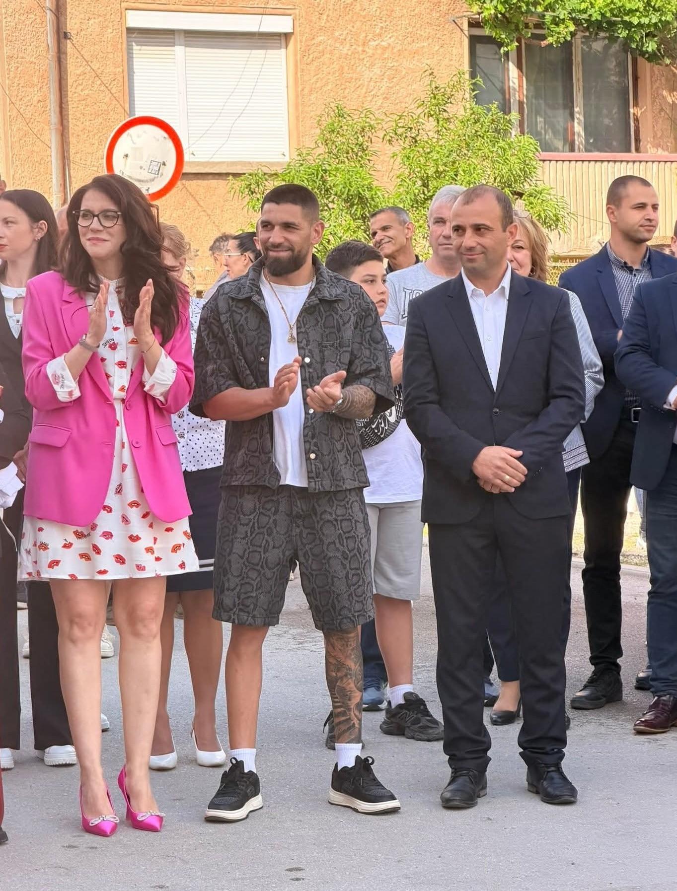 Κόκκινη Ακτή: Η Θέα των Ολυμπιακών και της Ιστορίας