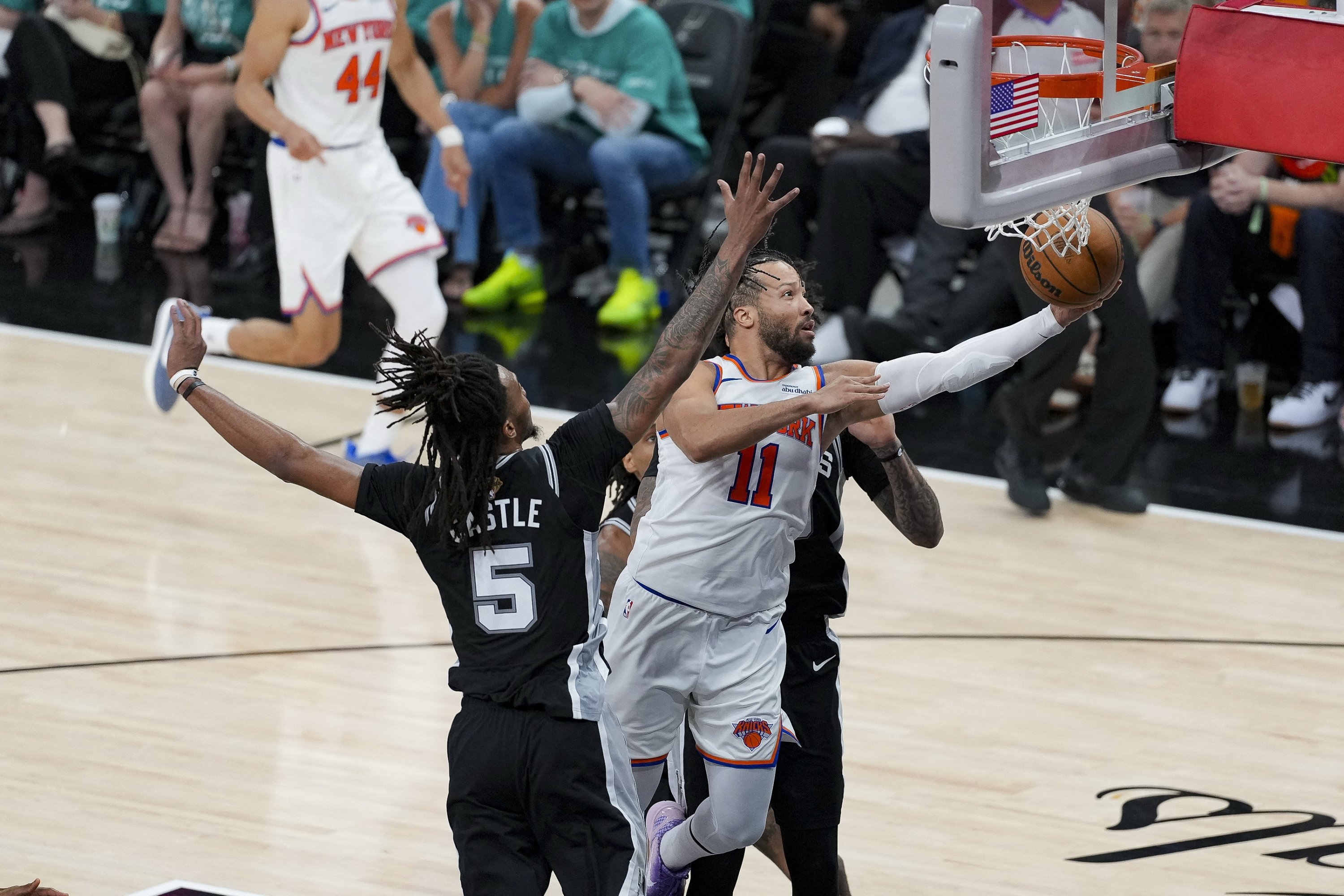 Ο Brunson με το έκρηξη στο 4ο δεκάλεπτο σοκάρει τους Spurs στον πρώτο τελικό